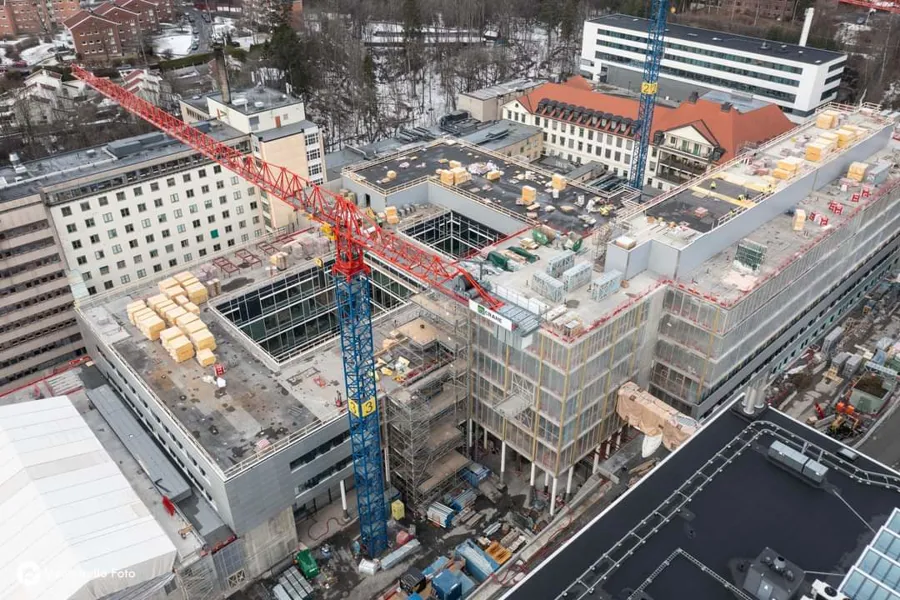 En høy vinkelvisning av en byggeplass