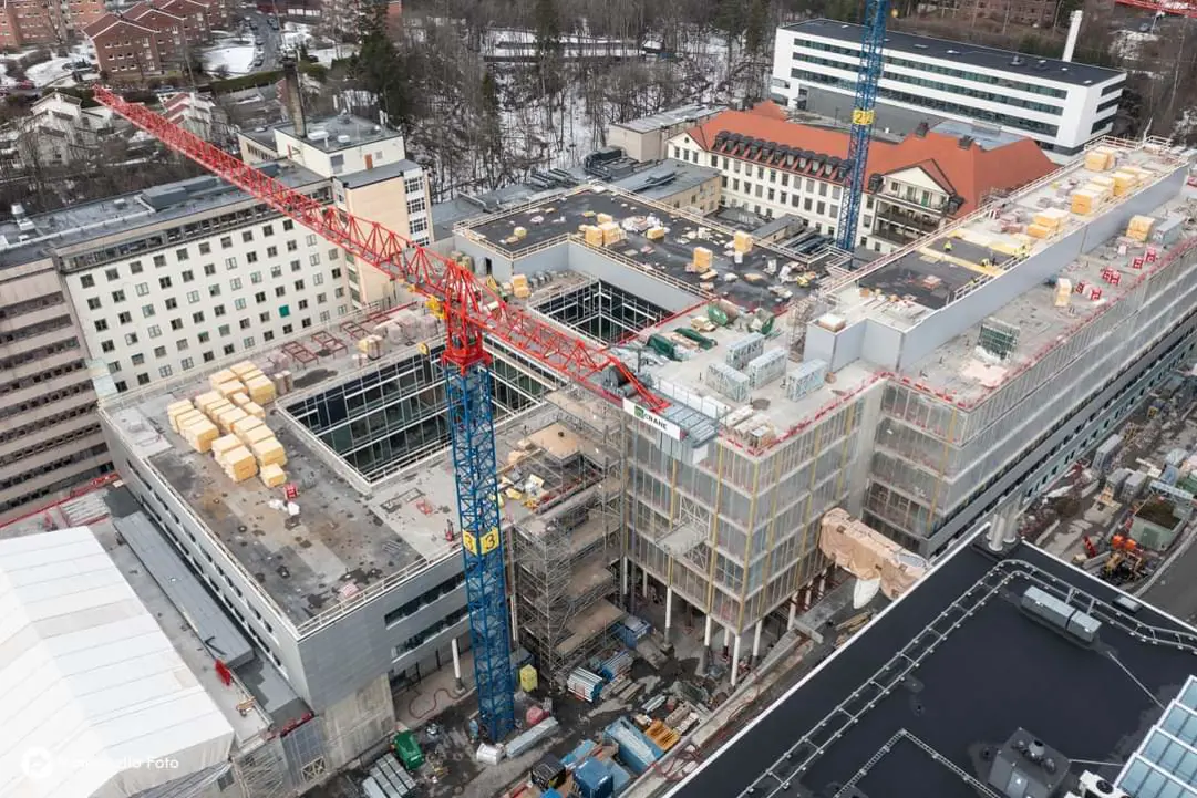 En høy vinkelvisning av en byggeplass