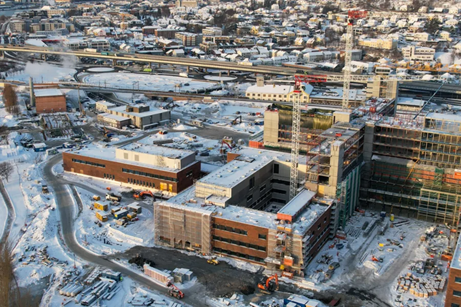 En by med kraner og bygninger