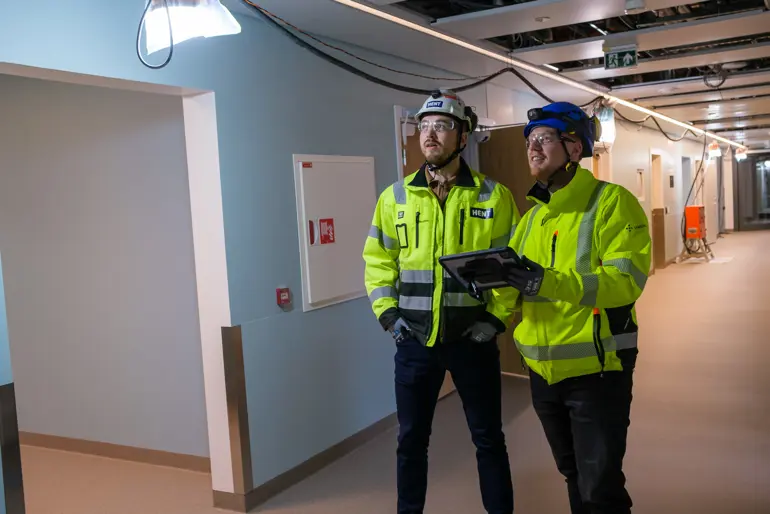 Noen få menn iført sikkerhetsvester
