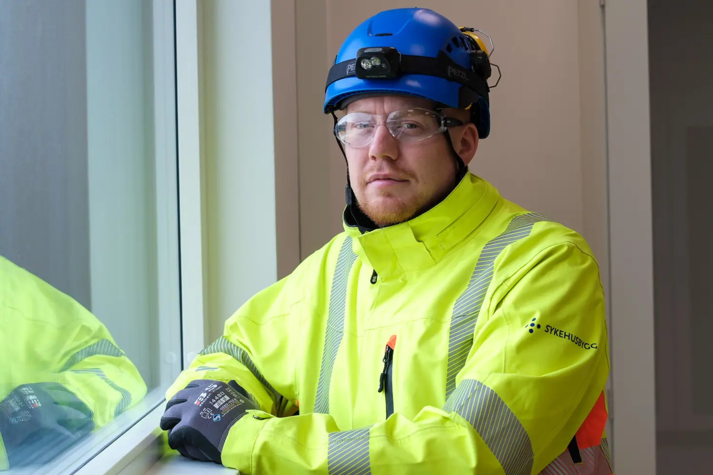 En mann med hatt og vernebriller