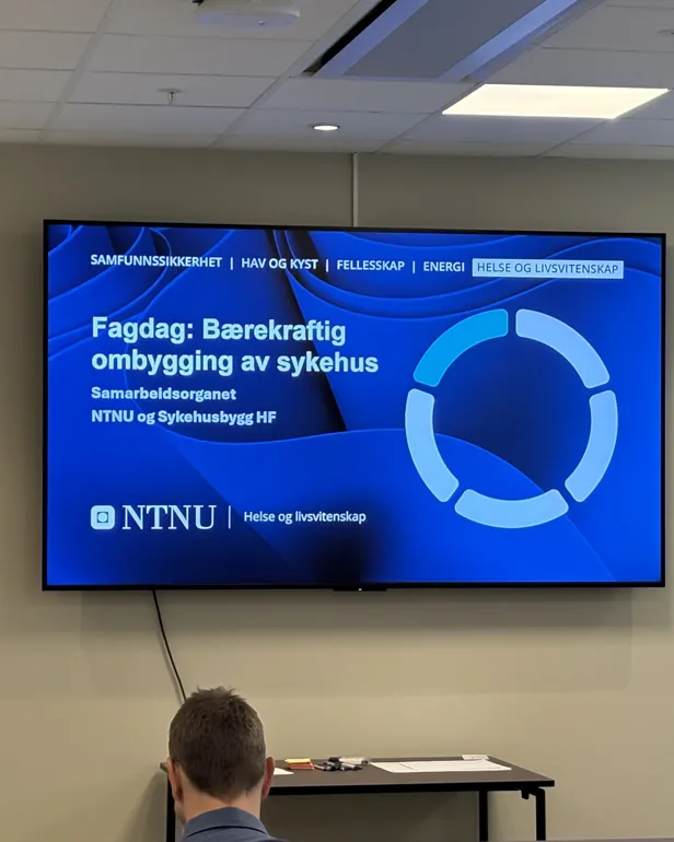 En stor skjerm i et rom