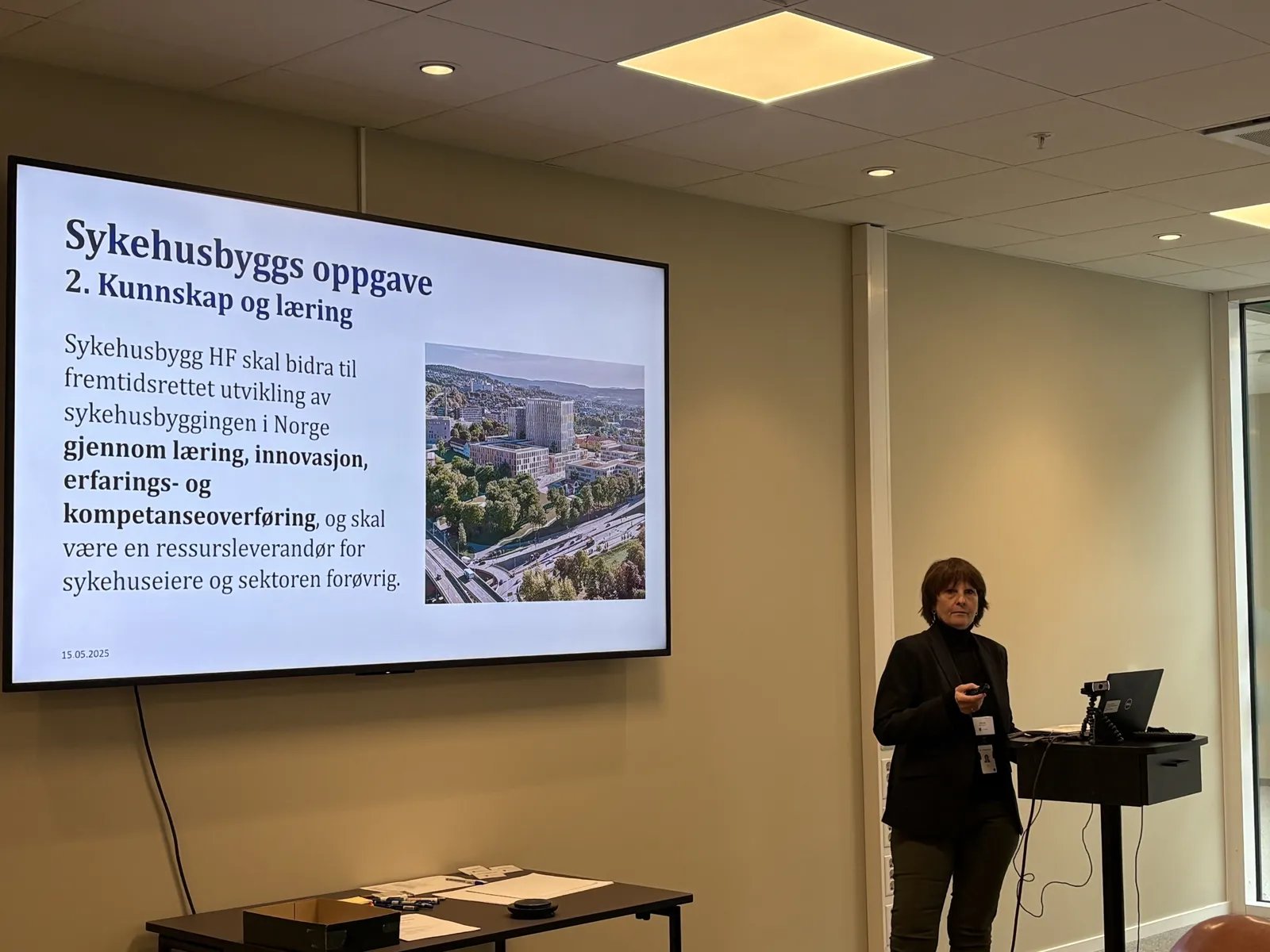 En person som står foran en projeksjonsskjerm