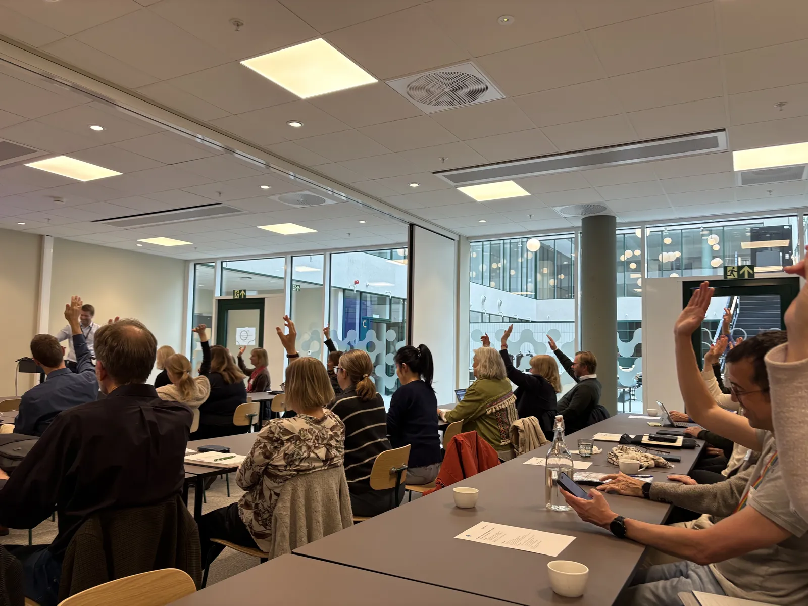 En gruppe mennesker som sitter ved bord