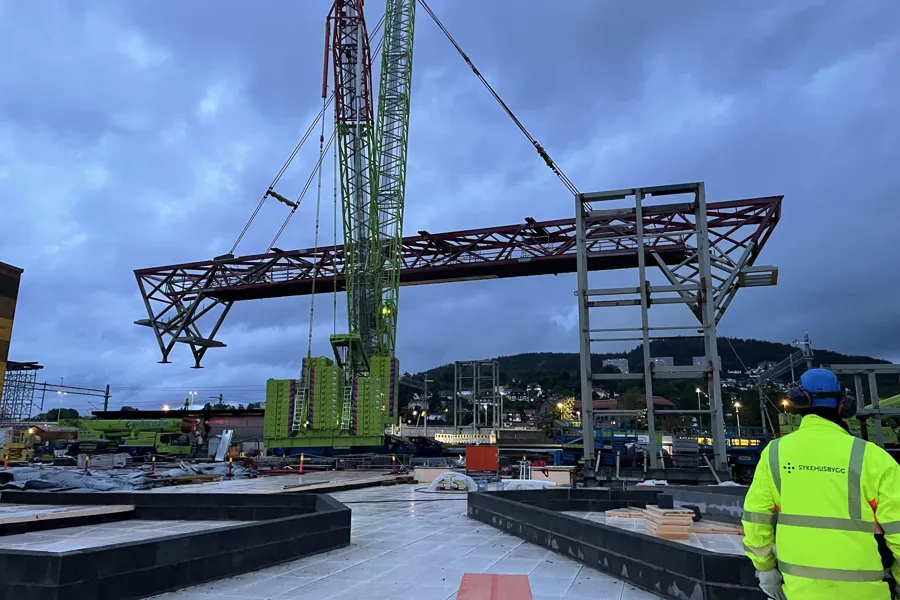 En person som står foran en byggeplass