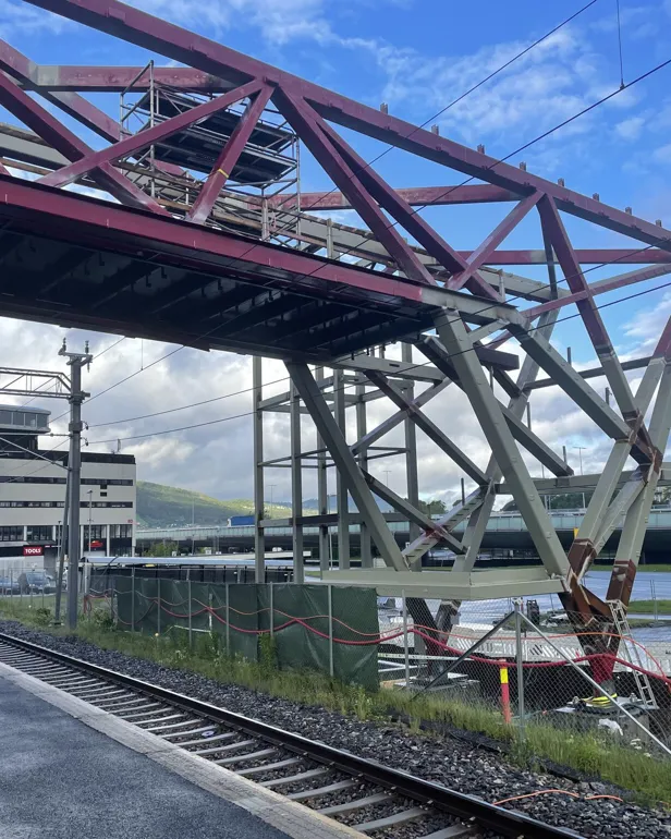 Et tog på jernbanesporene