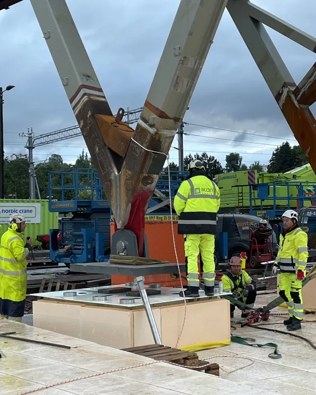 En gruppe arbeidere som jobber på et stort utstyr