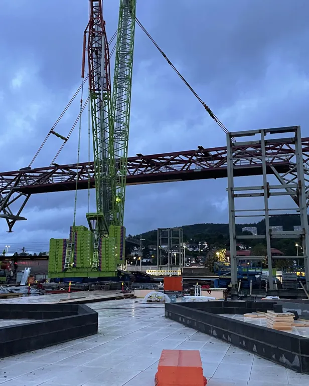 En person som står foran en byggeplass