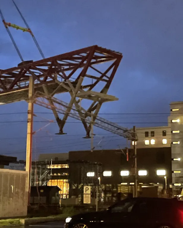 En kran som løfter en bygning