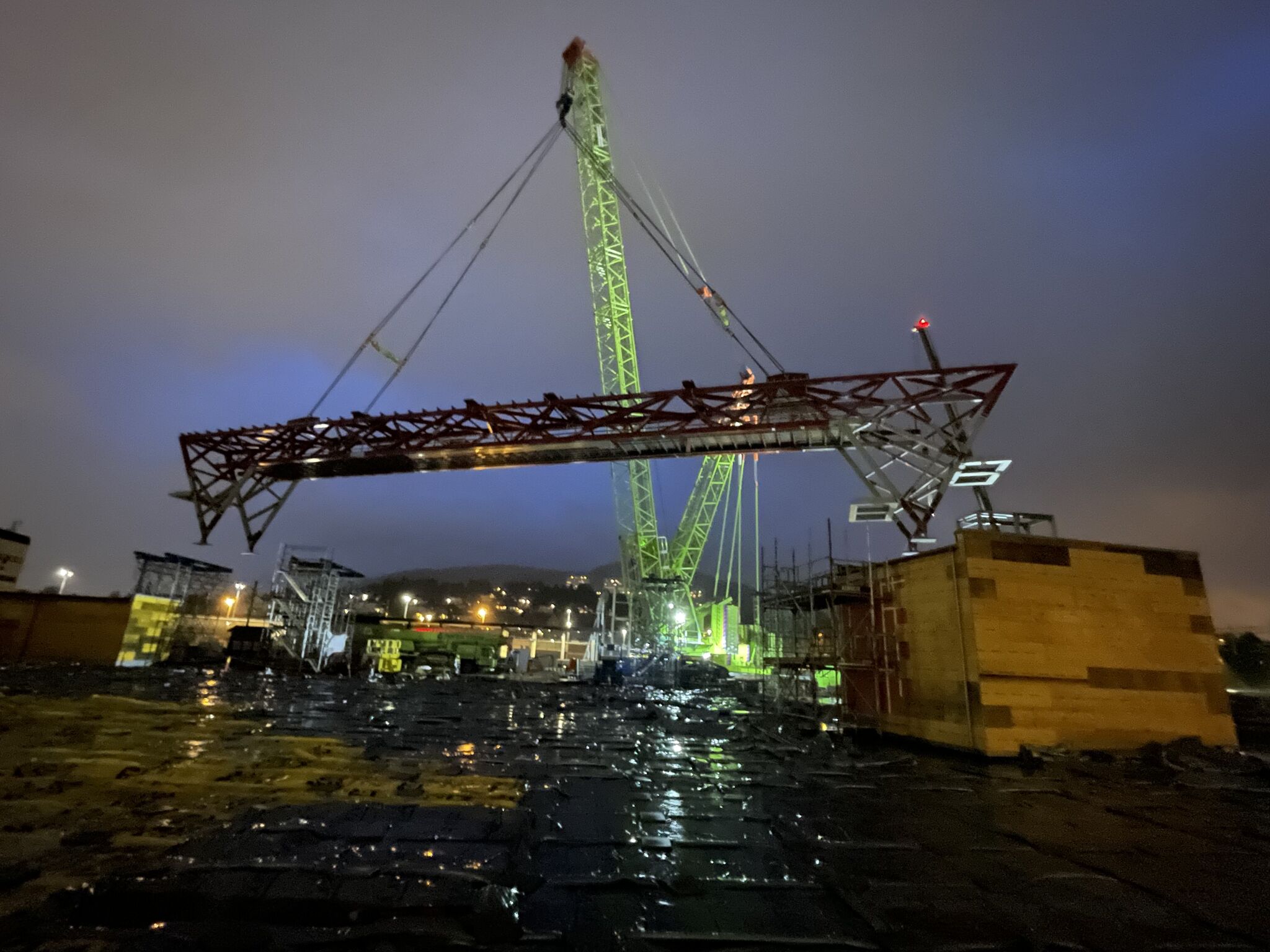 En stor kran om natten