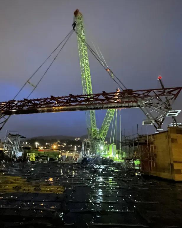 En stor kran om natten