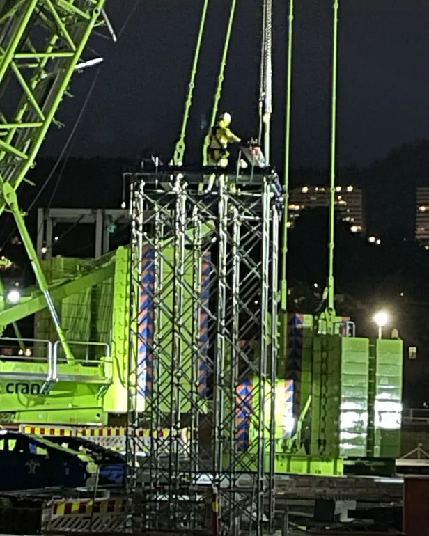 En person på en grønn maskin