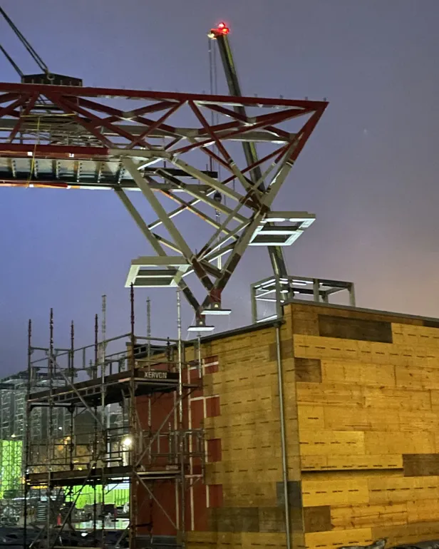 En stor kran på en byggeplass