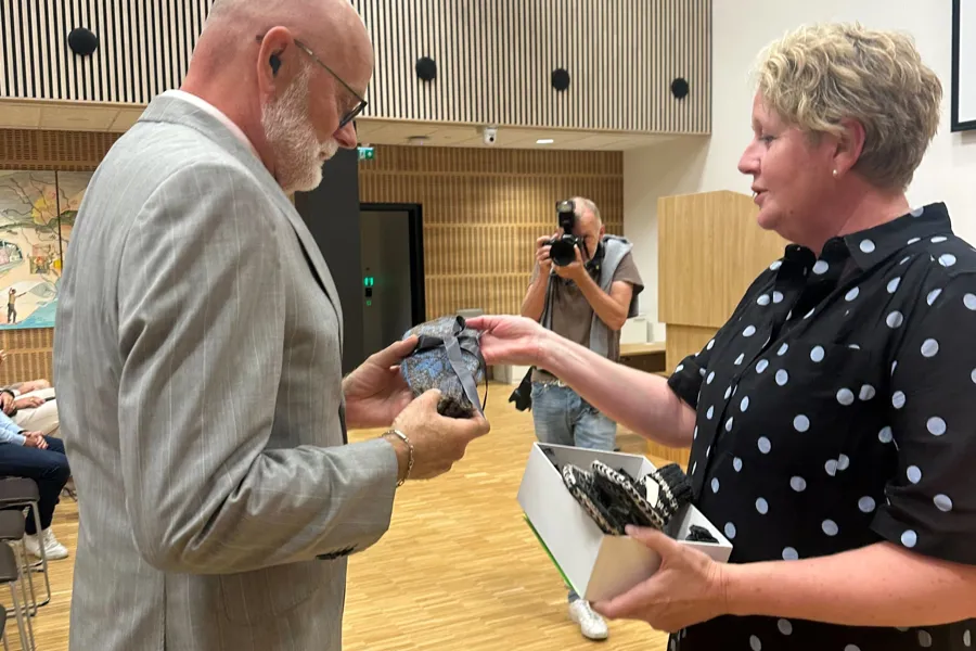 En mann og kvinne som ser på et modellfly