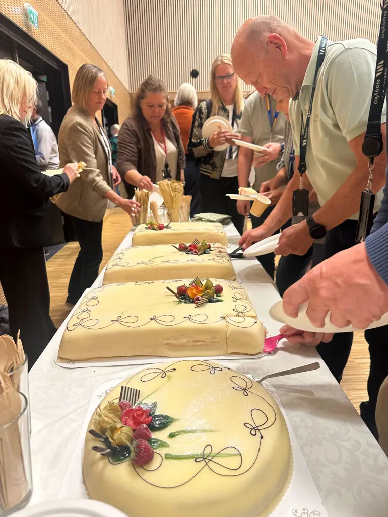 En person som skjærer en kake
