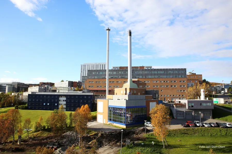 En stor bygning med et høyt tårn