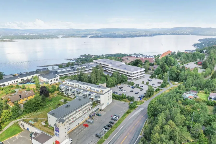 En by med en vannmasse i bakgrunnen