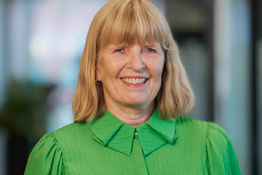 En person i grønn skjorte