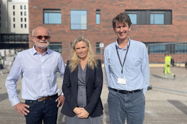 En gruppe mennesker som poserer for et bilde