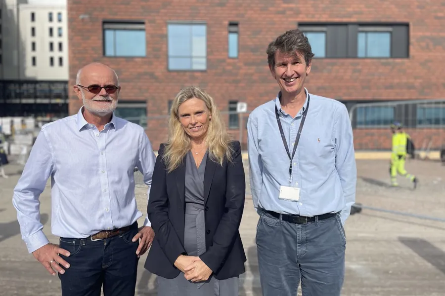 En gruppe mennesker som poserer for et bilde