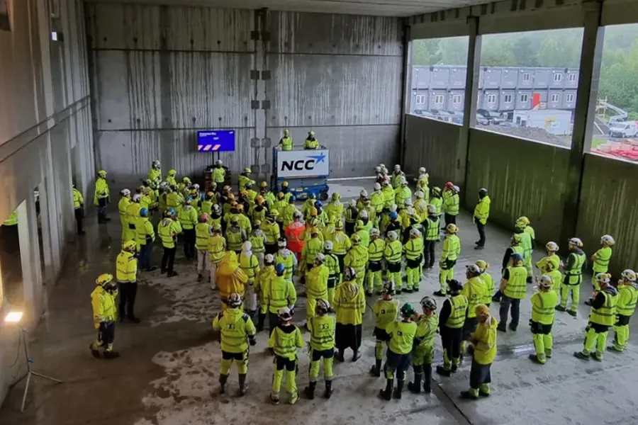 En gruppe mennesker i gule jakker