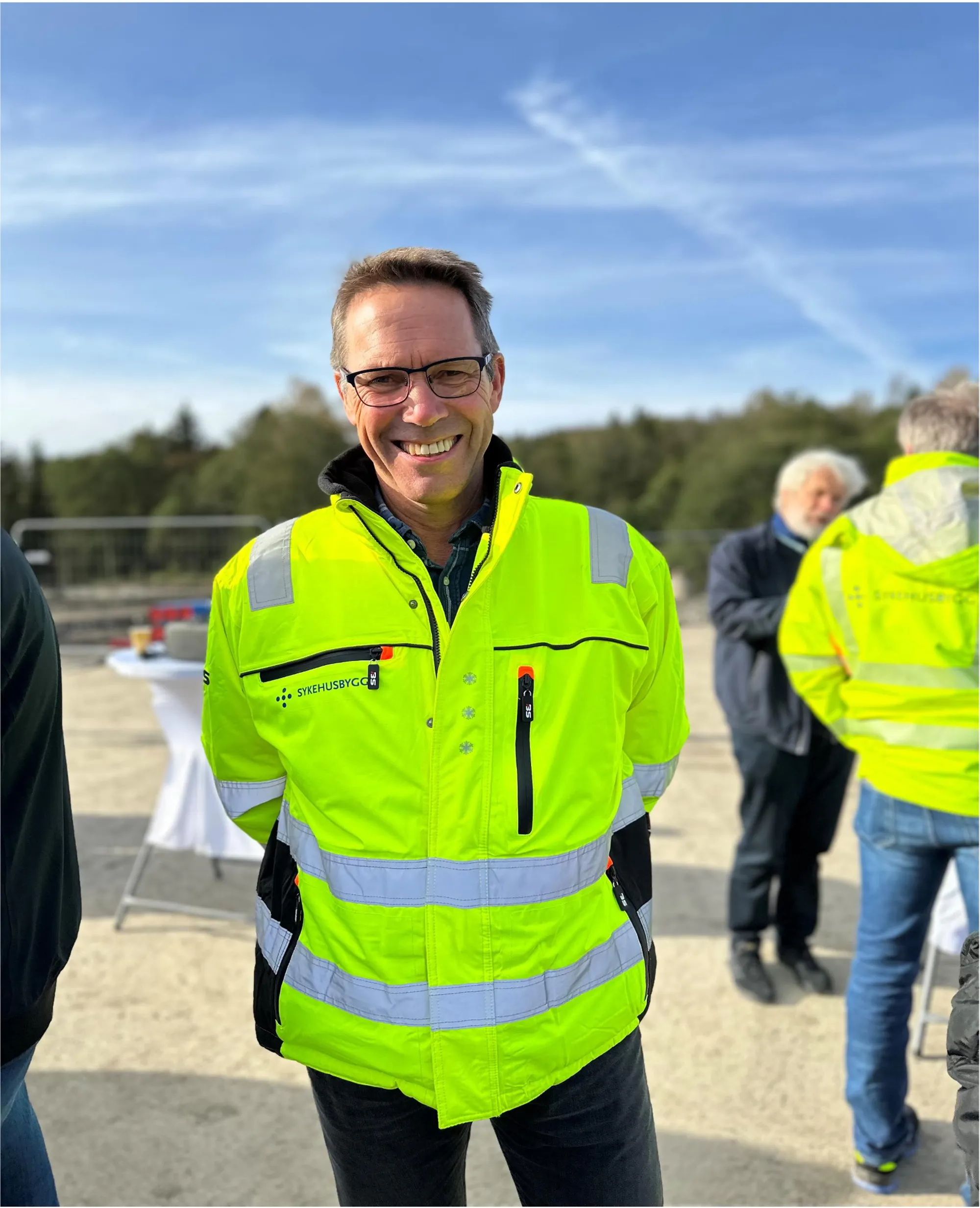En person som har på seg sikkerhetsvest