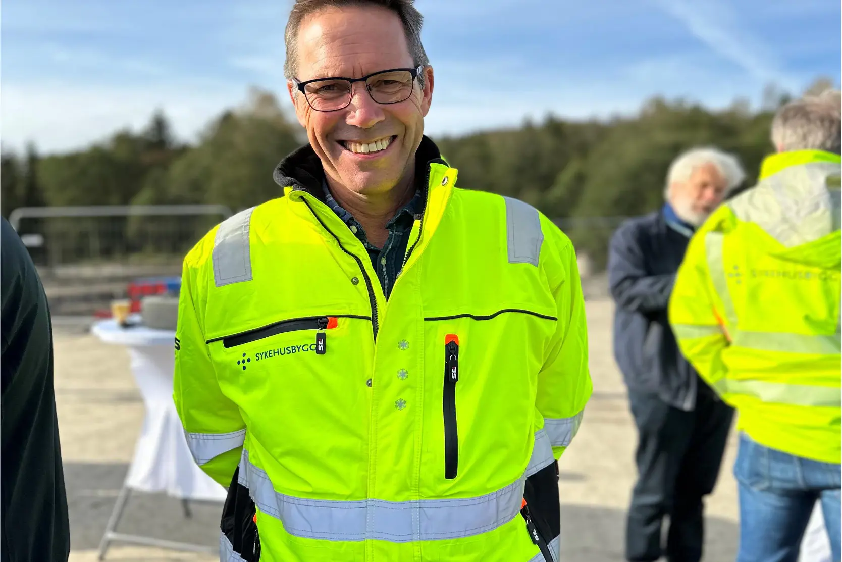 En person som har på seg sikkerhetsvest