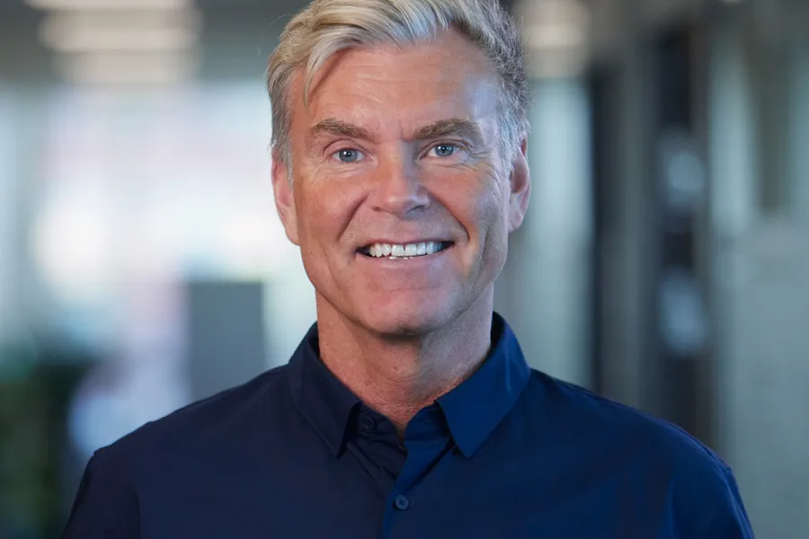 En mann som smiler til kameraet