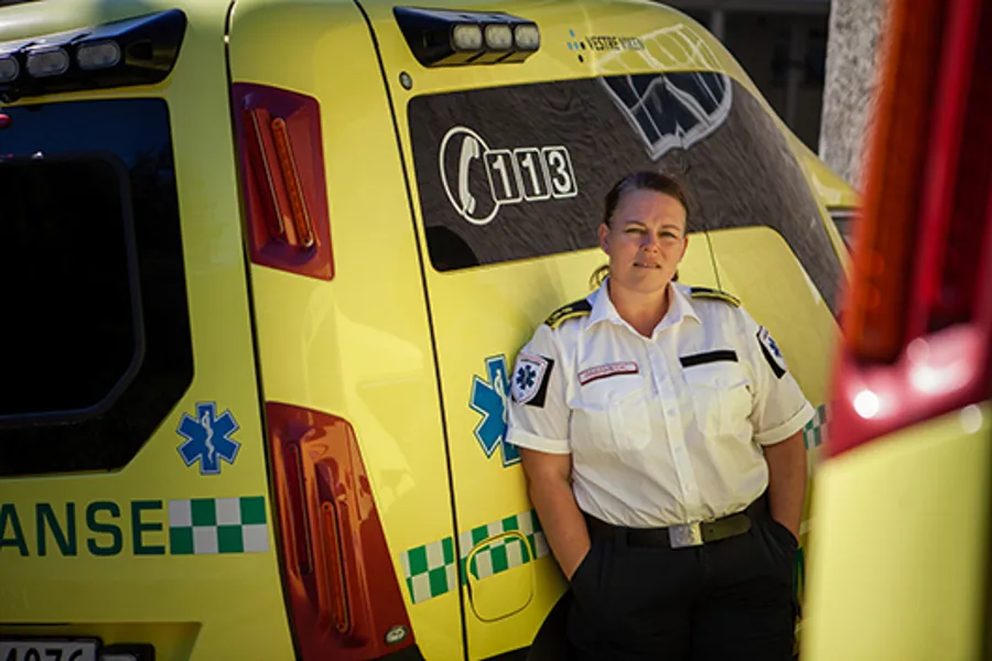 En mann i hvit skjorte