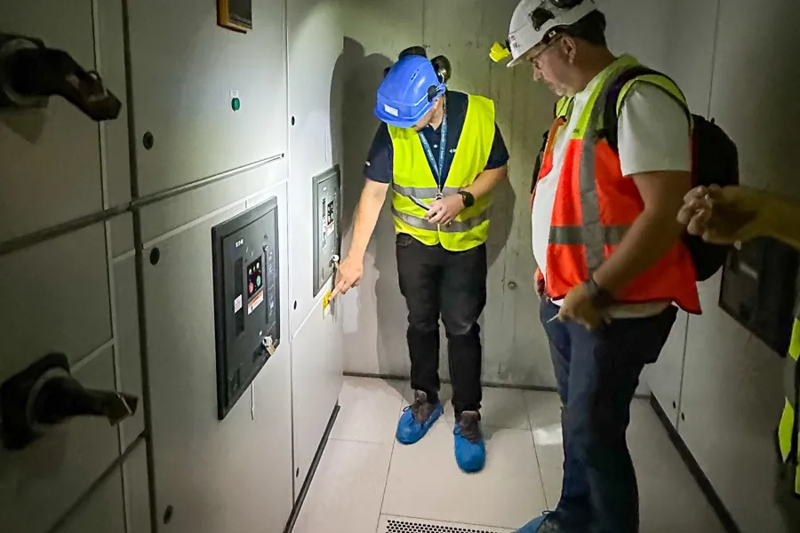 Noen få menn i sikkerhetsvester