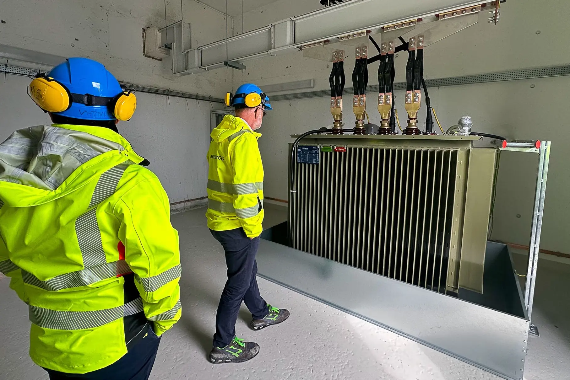 Et par menn i gule jakker