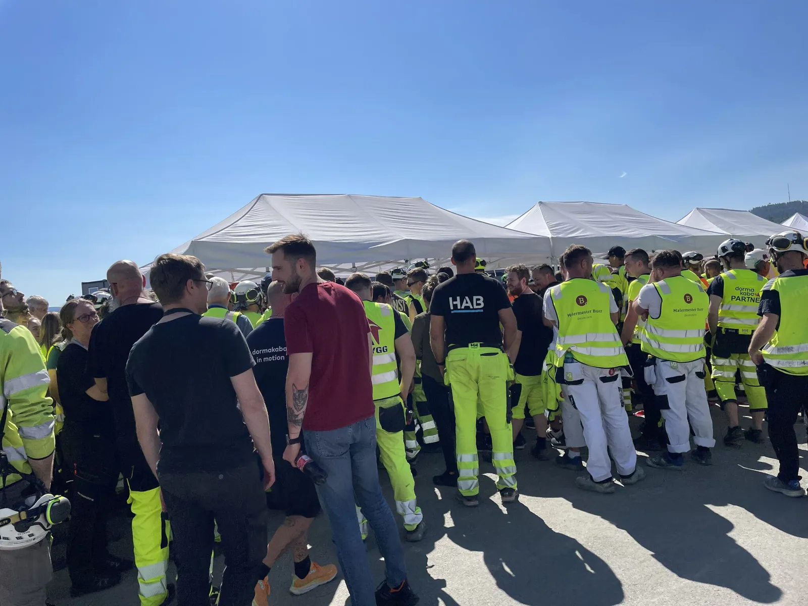 En gruppe mennesker i matchende gule vester