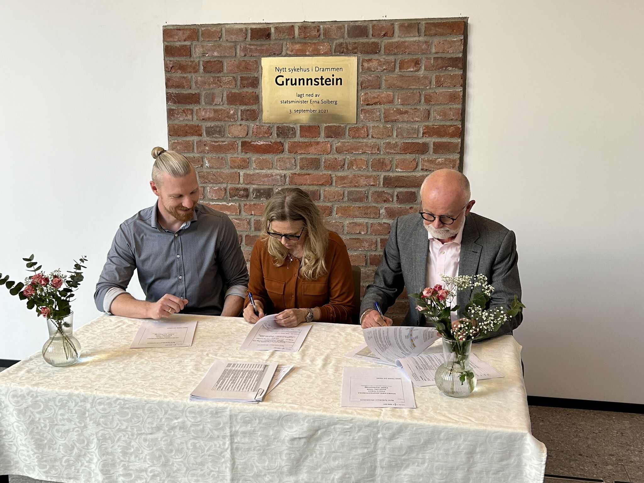 En gruppe mennesker som sitter ved et bord