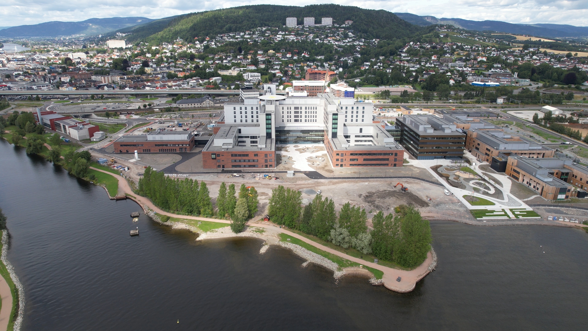 En by med en elv som renner gjennom den