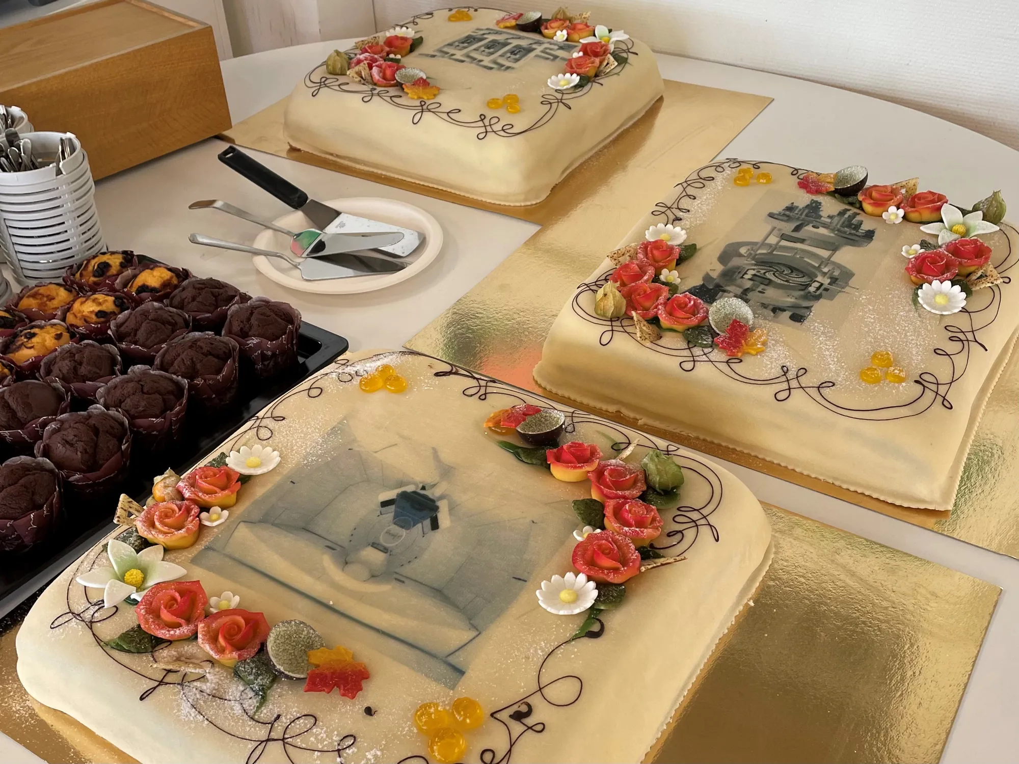 Et bord med kaker og desserter