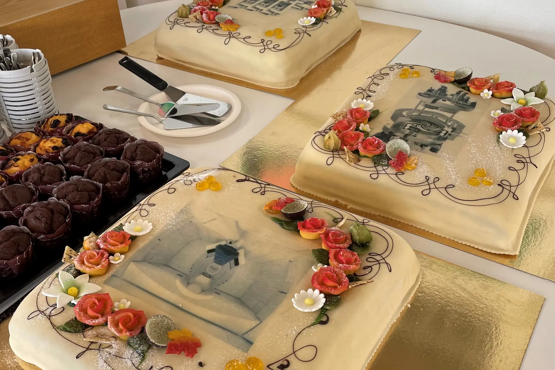 Et bord med kaker og desserter