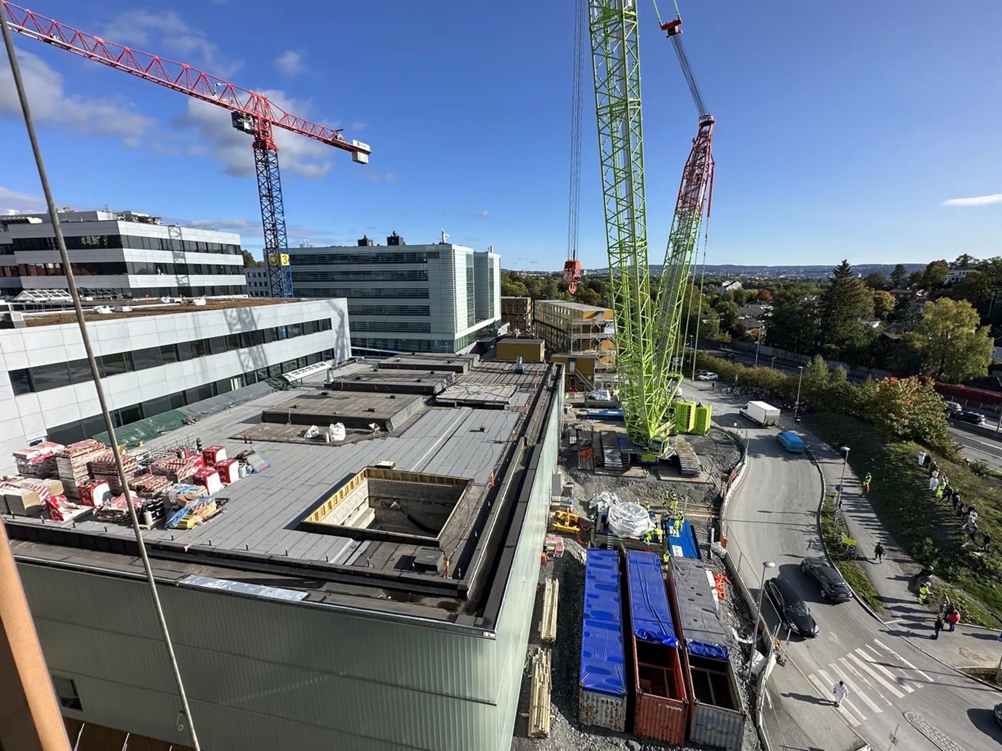 En byggeplass med kraner og bygninger