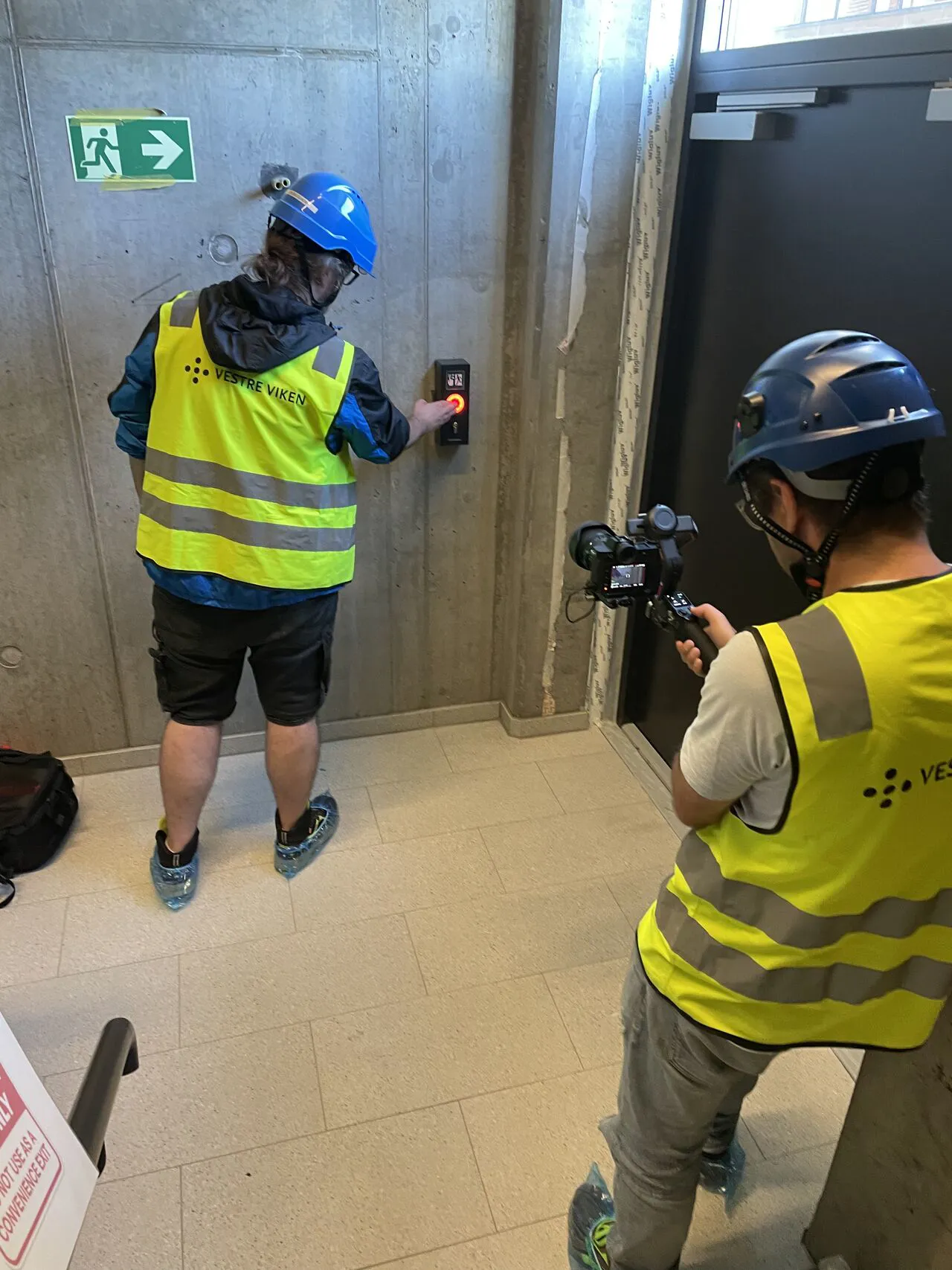 Et par menn med hjelmer og kameraer
