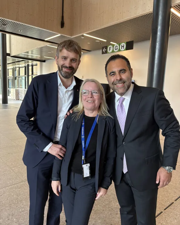 En gruppe mennesker som poserer for et bilde