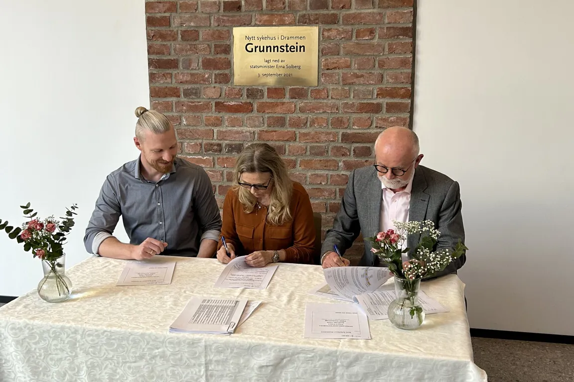 En gruppe mennesker som sitter ved et bord