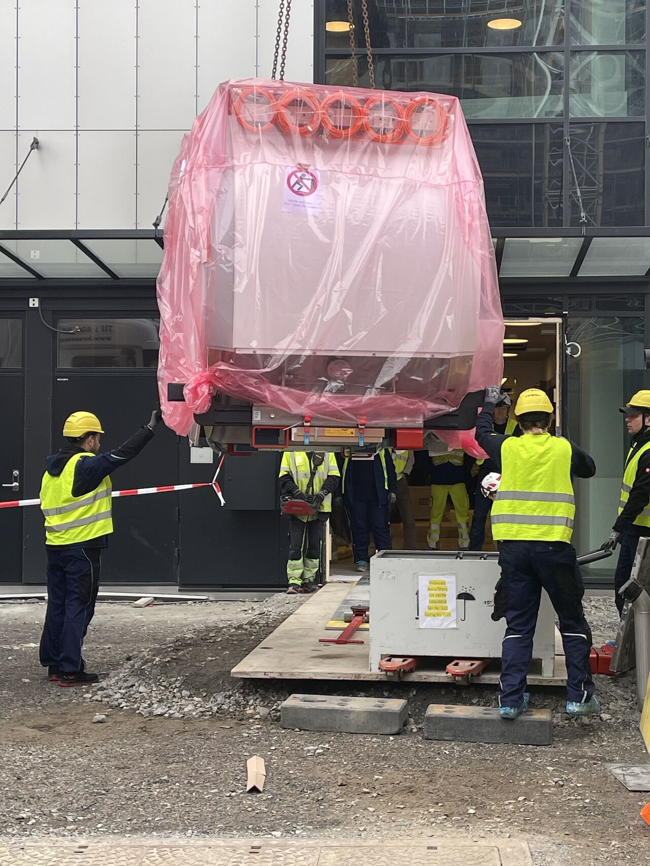 En gruppe arbeidere i gule vester som jobber med et stort utstyr