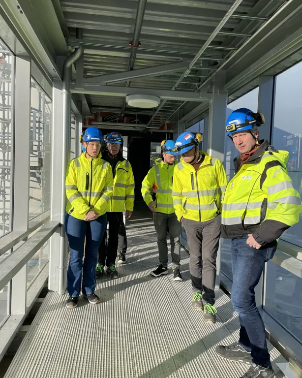 En gruppe mennesker som har på seg sikkerhetsvester