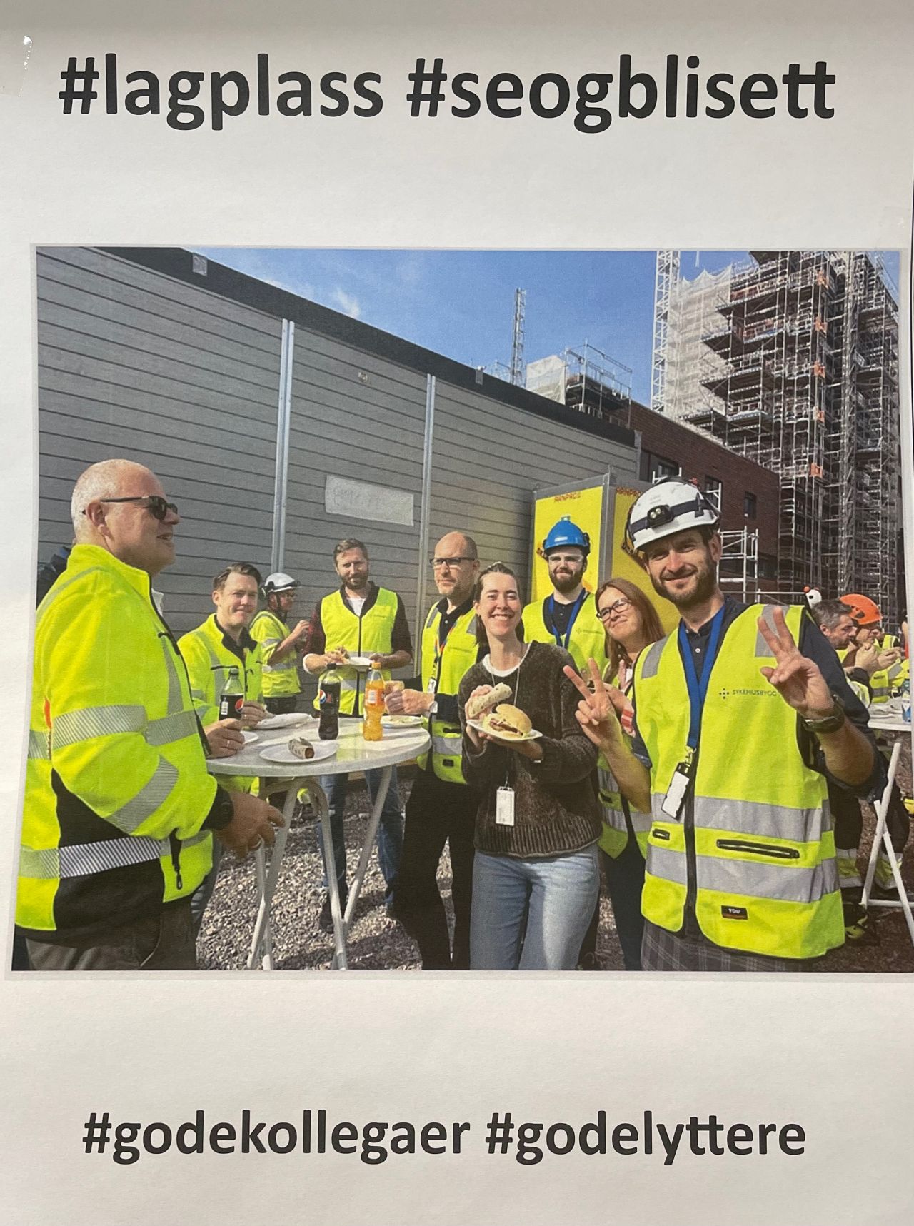 En gruppe mennesker som står rundt et bord med ølflasker