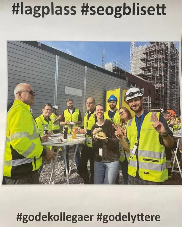 En gruppe mennesker som står rundt et bord med ølflasker