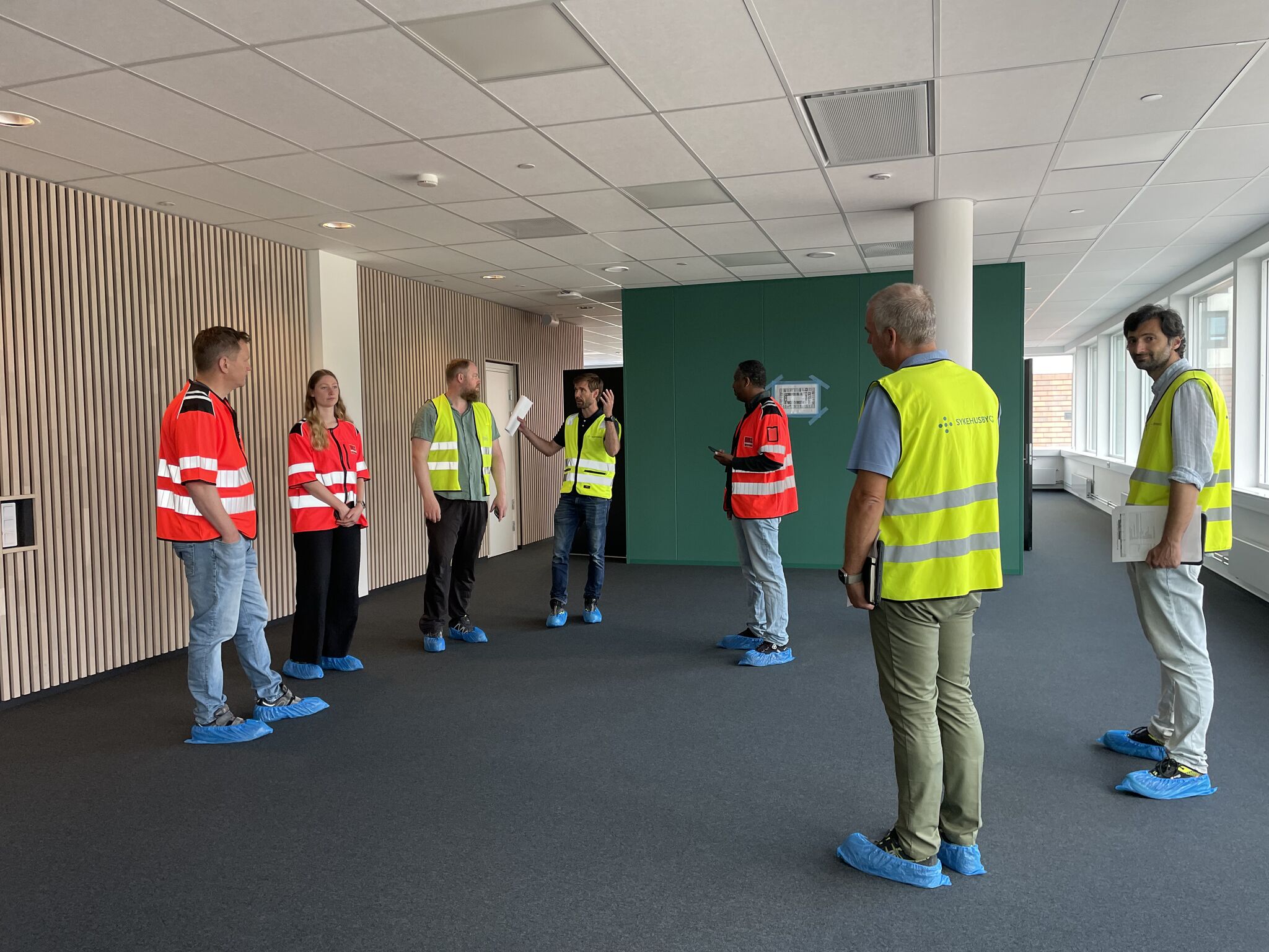 En gruppe mennesker som står i et rom