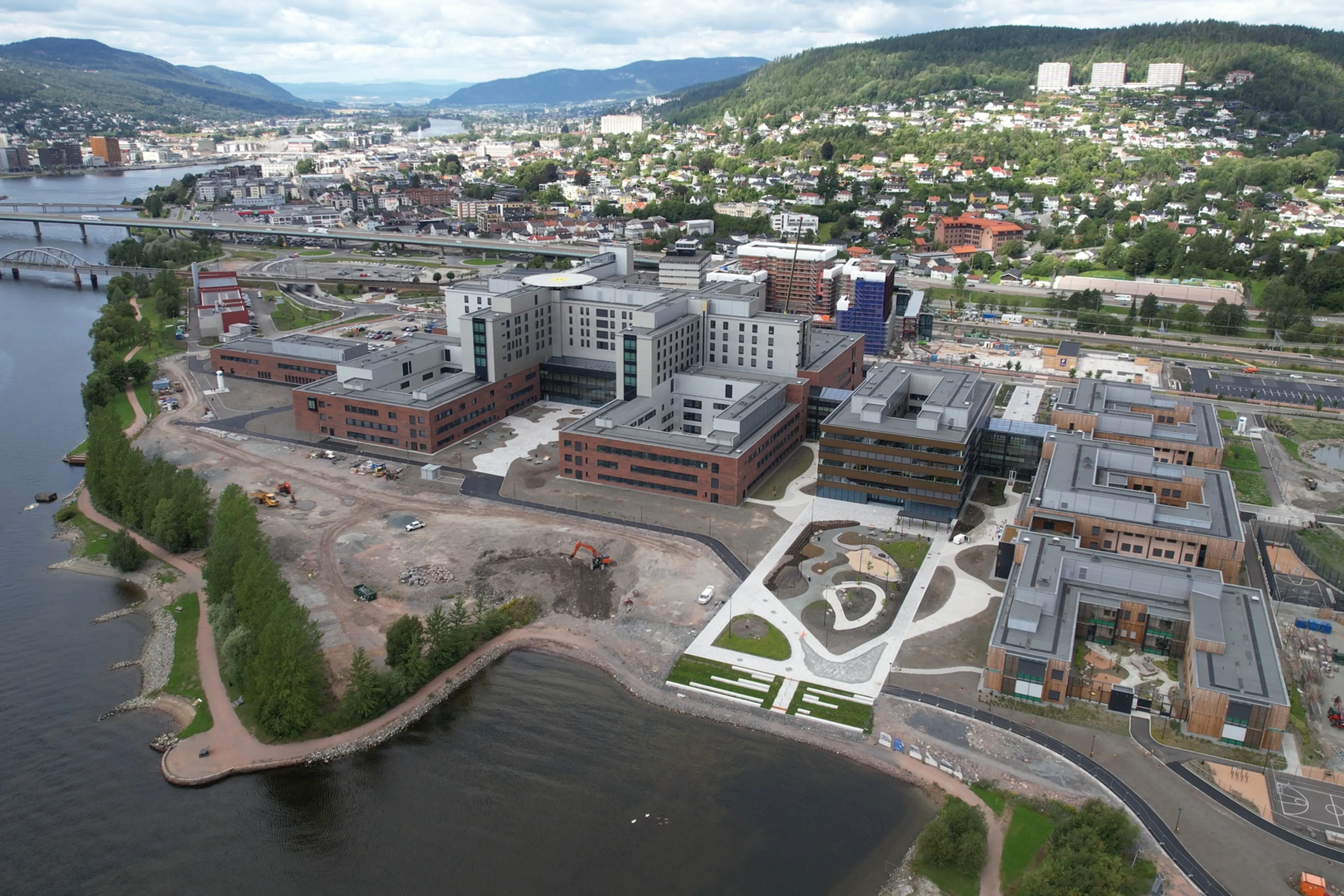 En by med en elv som renner gjennom den