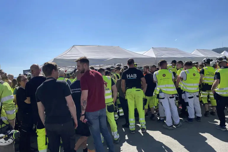 En gruppe mennesker i matchende gule vester
