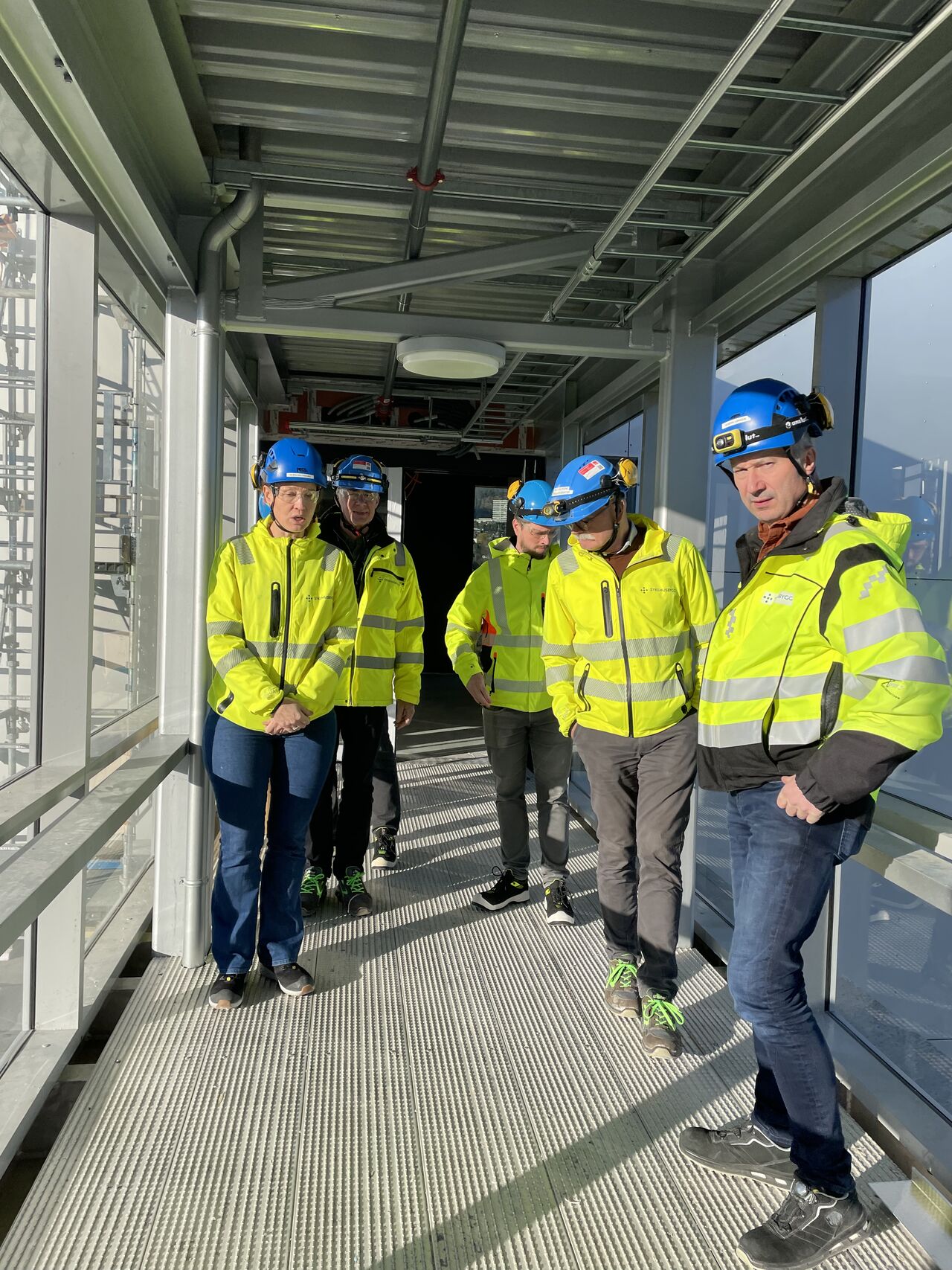 En gruppe mennesker som har på seg sikkerhetsvester