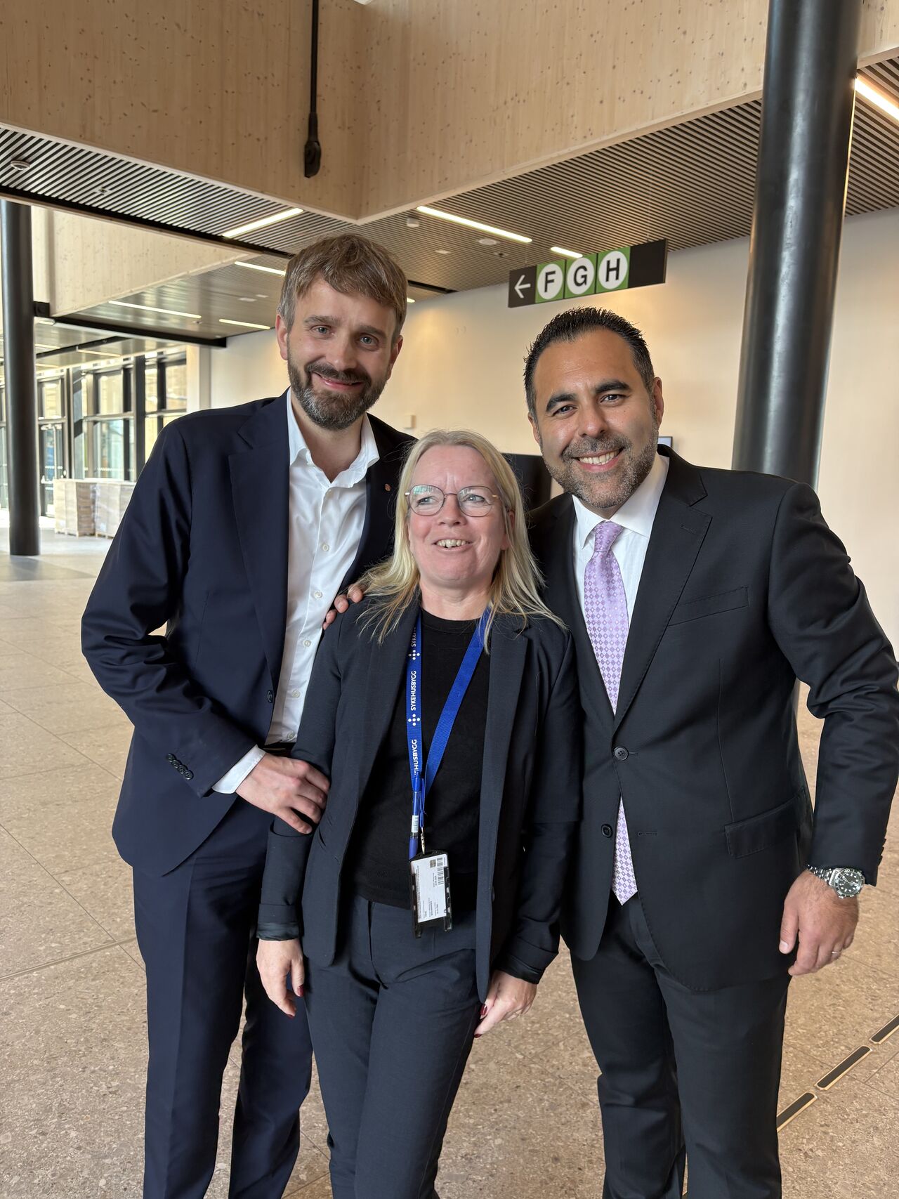 En gruppe mennesker som poserer for et bilde