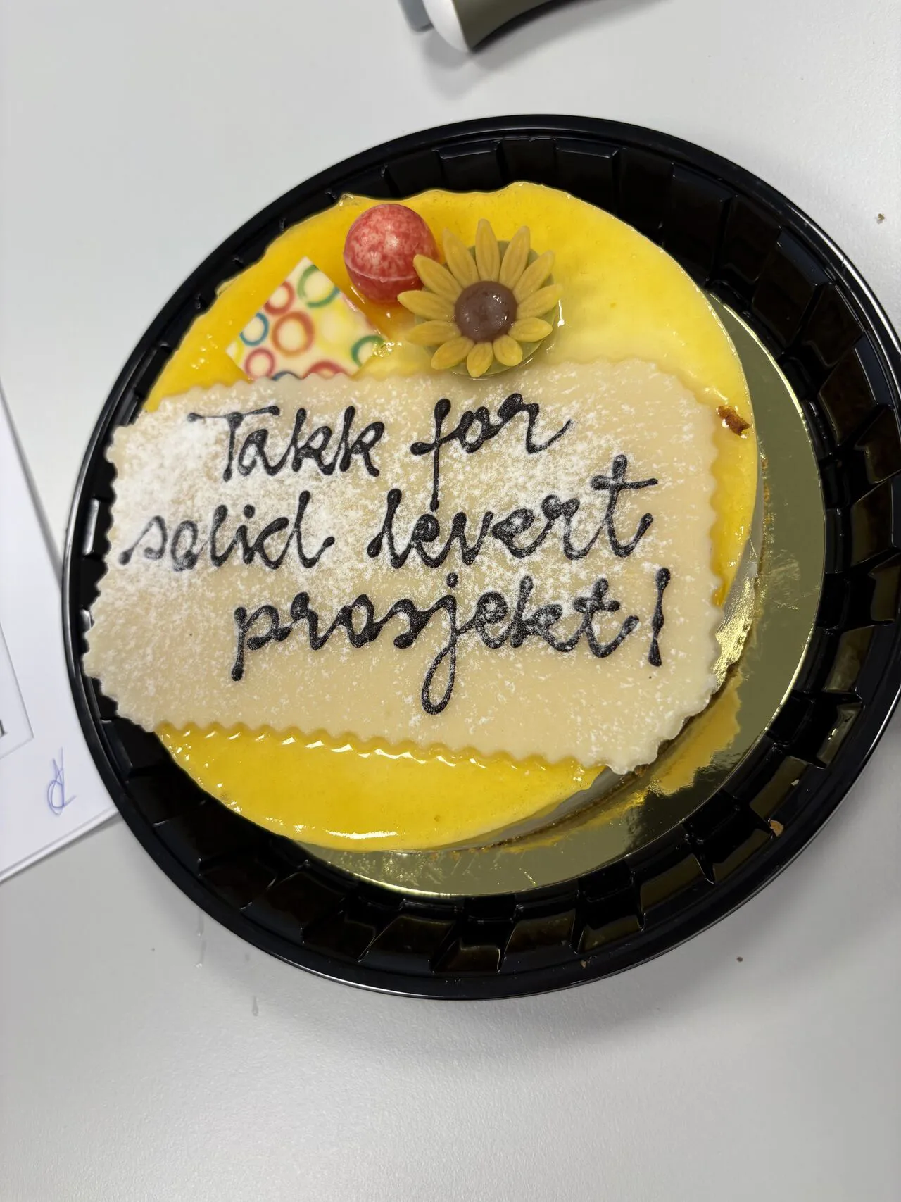 En kake med en melding på